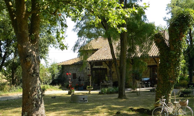 Puymiclan Casa | Una casa de 200 años de antigüedad unido a un molino de agua del siglo 11 en un jardín apacible.