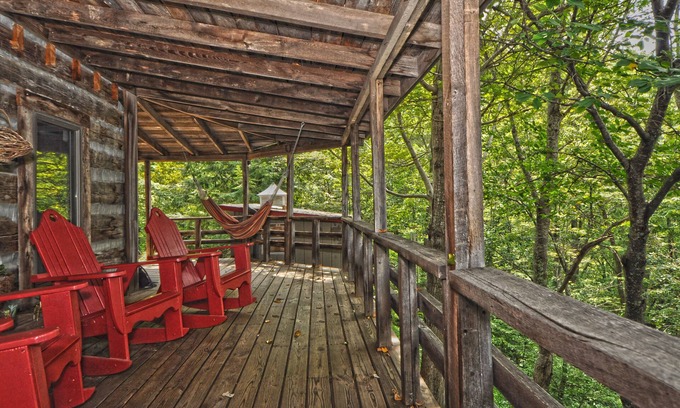 Hot Springs Cabina | A 2200 sq/ft lodge on a picturesque 16-acre wooded mountain property