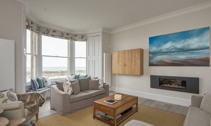 North Berwick Casa | A 4-bedroom luxury holiday home with enchanting sea views across Milsey Bay Beach