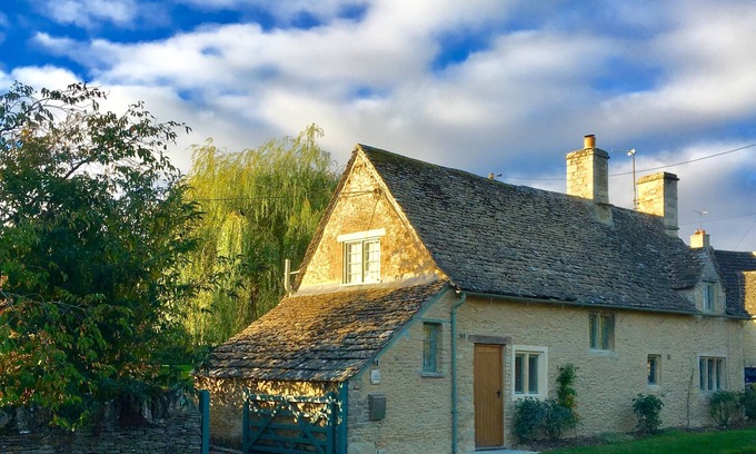 Southrop Cabaña | Un galardonado con cinco estrellas Cotswold Cottage que data de 1670
