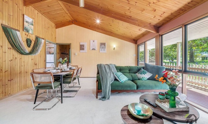Kurrajong Casa | A 6-bedroom home that accommodates 16 people, featuring a home cinema and air conditioning