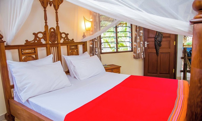 Galu Cabaña | A 8-10min walk to the beach cottage with a private pool, free wifi.