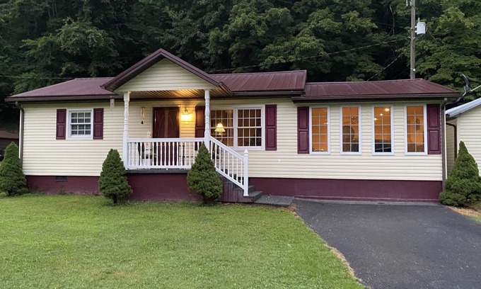 Newtown Casa | A & B TRAIL HOUSE @ Hatfield-McCoy Trails, 5 Beds Plus Futon 2 Couches & 2 Baths