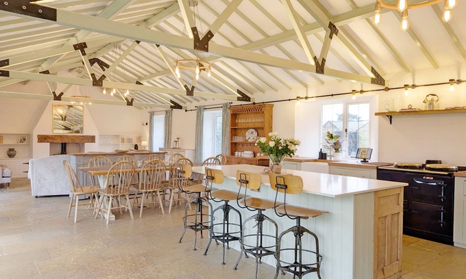 Westbourne Cabaña | A barn conversion that sleeps 12 guests in 6 bedrooms