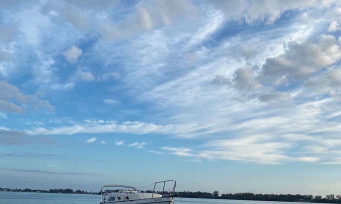 Whitney Beach Alquiler De Eote | A Bay-watch adventure -like- house boat with WiFi and AC in Bradenton Beach