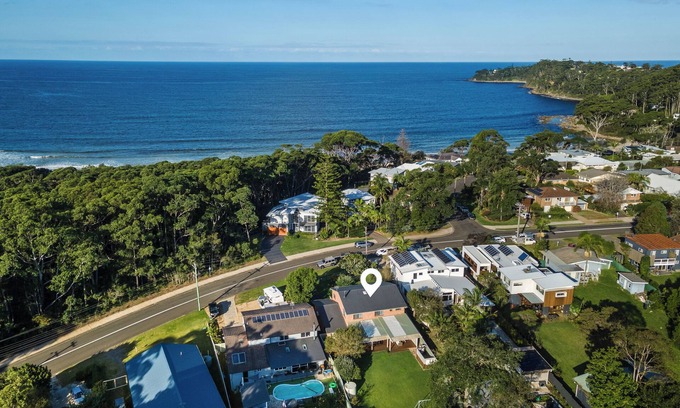 Narrawallee Casa | A beach entertainer, 2 min walk from the ocean. Pet friendly