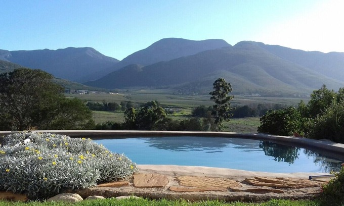 Joubertina Casa | Una hermosa propiedad de estilo de vida, con una piscina natural con vistas al valle. .