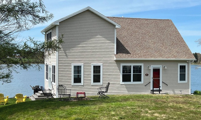 Mid-Coast and Islands Casa | A beautiful 3 bedroom home overlooking Basin Cove.