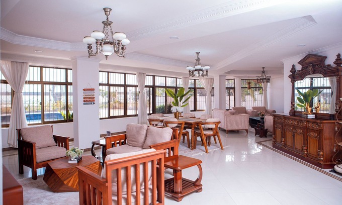 Upanga West Apartamento | A beautiful apartment with an ocean and pool views