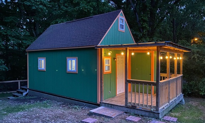 Greenbrier Cabina | A Beautiful Cabin, in a quiet neighborhood that's close to everything!