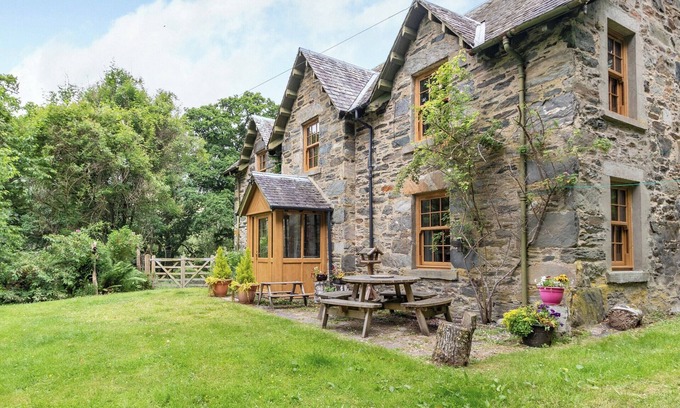 Aberfeldy Cabaña | A beautiful former estate cottage, awash with character, nestling within its own ancient woodland.