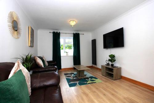 Peterborough Casa | A Beautiful Gem For Large Groups In Prime Location