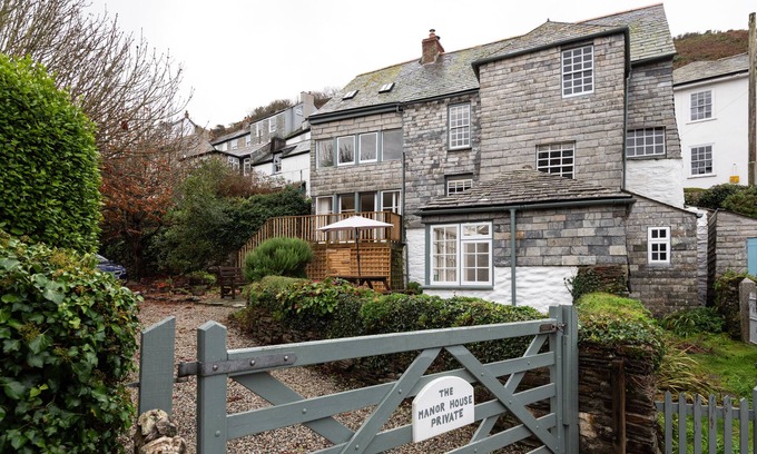 Port Isaac Casa | A beautiful Grade 2 listed Manor House with parking - 1 minute walk from beach