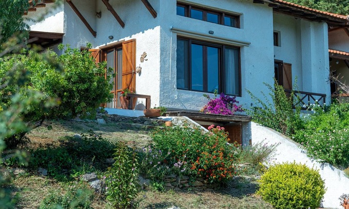 Aristotelis Casa | A beautiful house in the country side, with direct access to a magnificent beach