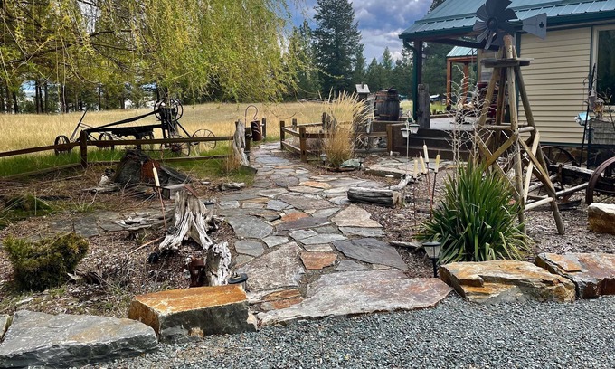 Rexford Casa | A Beautiful Log Cabin in West Kootenai