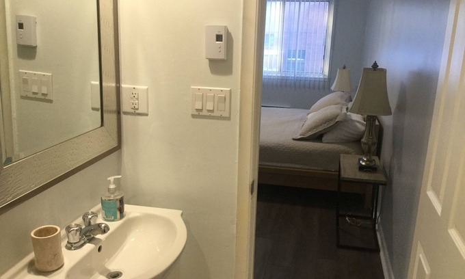 Cote-Saint-Luc Casa | Un hermoso apartamento superior recientemente renovado, luminoso y limpio en Côte St-Luc