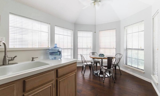 Lewisville Casa | A beautiful & quite home right off I-35 high way