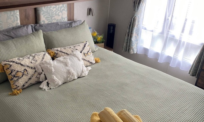 Rhyd-y-foel Cabina | A beautiful romantic weekend away with a hottub under the stars 🌟