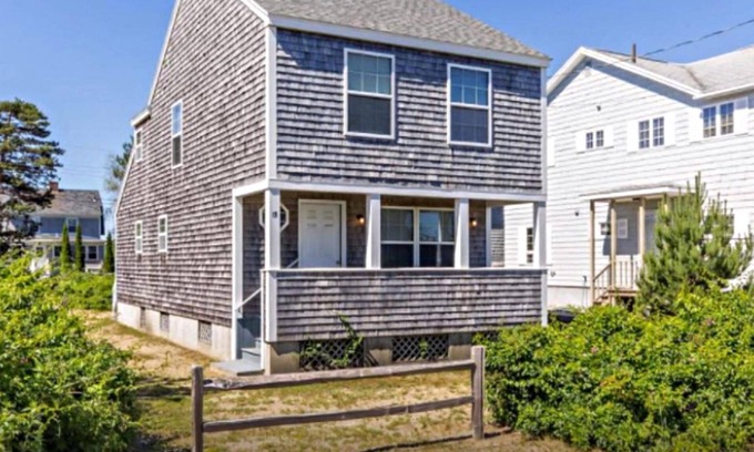 Ocean Park Cabaña | A beautiful single-family cottage sits only a 1/2 block from the sandy beach!