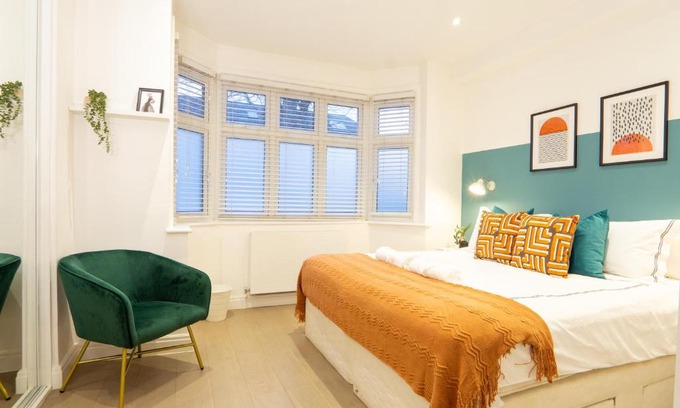 Hale Apartamento | A beautiful Two Bedroom Flat with Garden & Parking