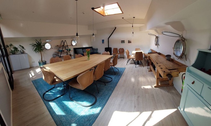 Stadsdriehoek Alquiler De Eote | A beautiful vacation 'house' on the water in Rotterdam center