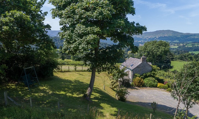 Eglwysbach Cabaña | Ty Ucha'r Ffordd ofrece un retiro romántico para solo dos, ubicado en una parte maravillosa de Conwy y rodeado de un paisaje impresionante. ¡Esta casa de vacaciones está disponible hoy para descansos cortos desde £ 326!