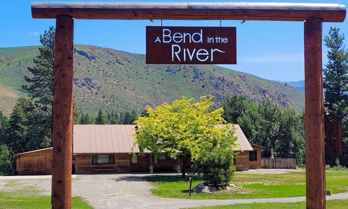 Winthrop Casa | A Bend in the River Lodge-Sleeps 30, Dog Friendly, Close to Winthrop!