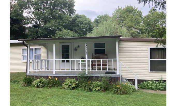 Nashport Casa | A Bit of Country Living Close to Town