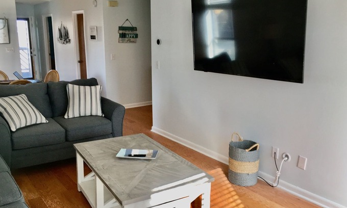 Ash Condominio | A block from the Beach and 2 Decks with amazing views!