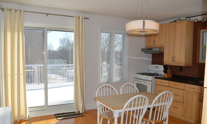 Ville-Emard Apartamento | Un luminoso apartamento de 5 dormitorios, terraza, estacionamiento disponible, zona tranquila, metro cerca