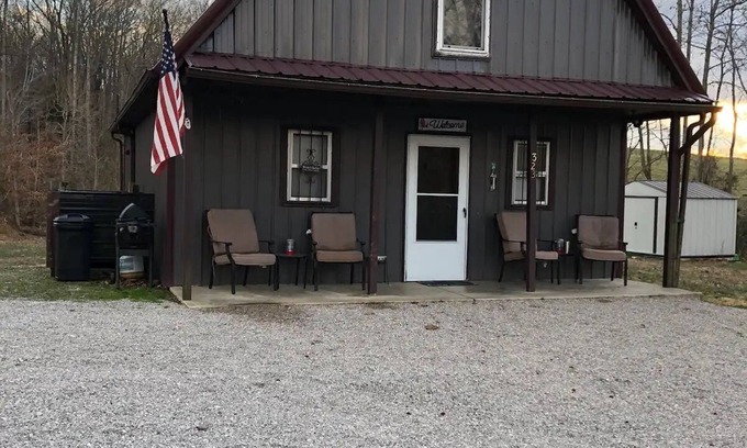 Frogue Cabina | A & C Cabin: Entire cabin- Burkesville, Kentucky, near golf course and boat ramp
