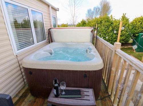 Welton Otro | A & C Lodge plot 41 - HOT TUB - 1 double bedroom- 1 twin room 2 bathrooms 4 pm check in NO COMMERCIAL VANS - PLOT 41 Check in 4 pm 41 pet friendly