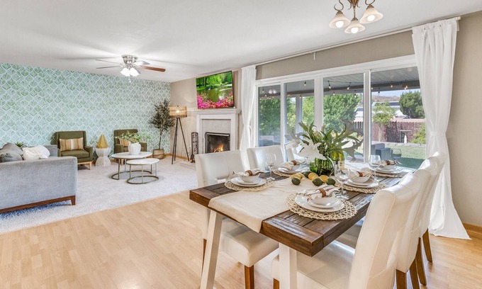 Santa Clarita Casa | A calm, sunny, happy, amazingly design green oasis