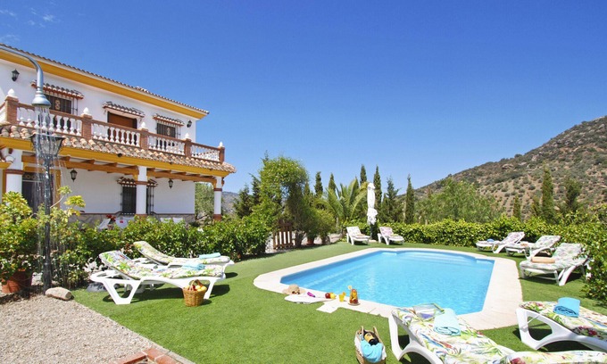 Comares Villa | Un refugio cautivador con piscina para unas vacaciones en grupo excepcionales.