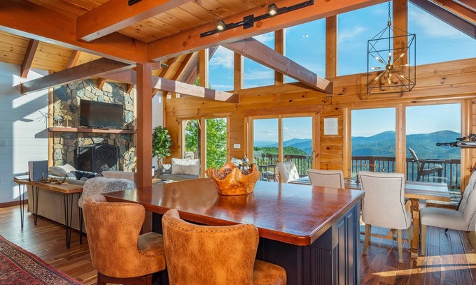 Old Fort Cabina | A Celestial Chalet | Pets, Hot Tub & Majestic Mountain Views!