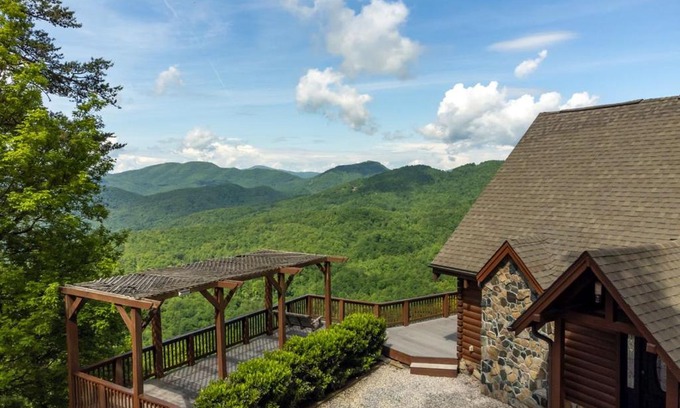Old Fort Casa | A Celestial Chalet Pets, Hot Tub & Mountain View
