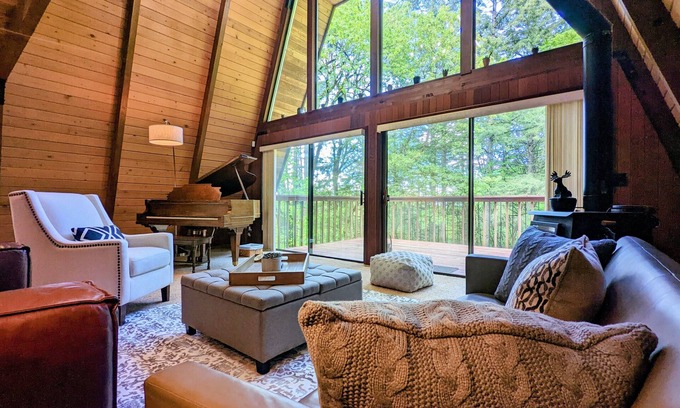 Dundee Cabina | A chalet-style cabin set atop the Red Hills of Dundee in The Willamette Valley