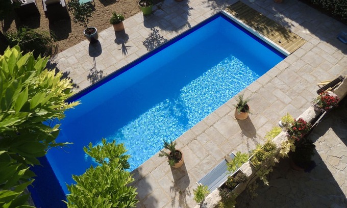 Neffies Casa | Una casa de piedra de carácter con piscina privada climatizada.
