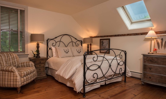 Woodstock Casa | Una encantadora casa de campo de 1820, idealmente situada a cuatro millas del Woodstock Green a lo largo del pintoresco río Ottauquechee. Con fácil acceso a las áreas de esquí de Killington y Okemo, los huéspedes disfrutan de lo mejor de los encantador...