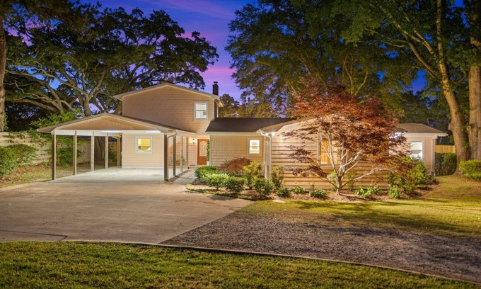 Wilmington Casa | A charming 4-bedroom waterfront with a private dock retreat that offers a secluded serene getaway!