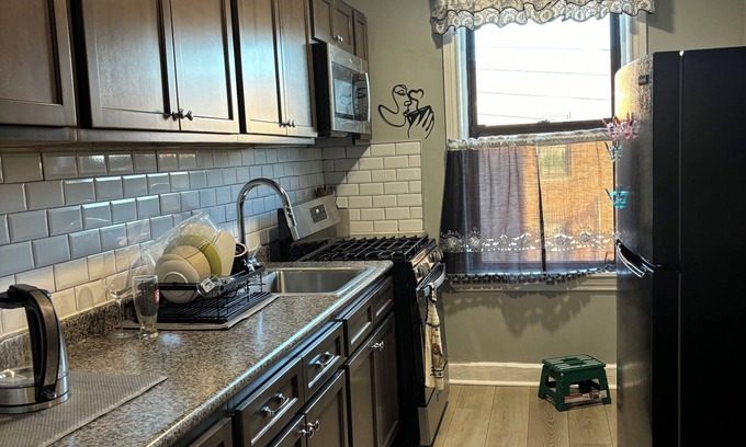 East Flatbush Apartamento | A charming comfy apartment with bright lights and lots of sunlight.