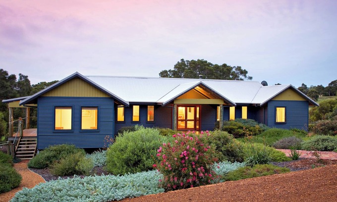 Yallingup Casa | A CHARMING COUNTRY RETREAT BOASTING BREATHTAKING VIEWS OVER GUNYULGUP VALLEY