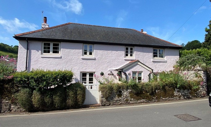 Brixham Cabaña | A charming detached cottage with lovely garden and parking. EV charger available