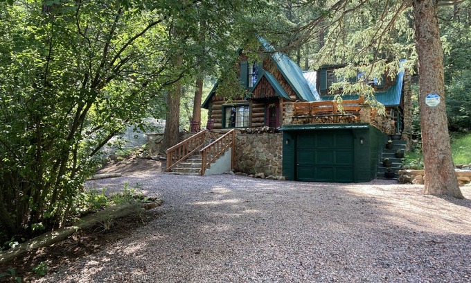 Colorado Springs Cabina | A charming, enchanting and historic log cabin with modern amenities