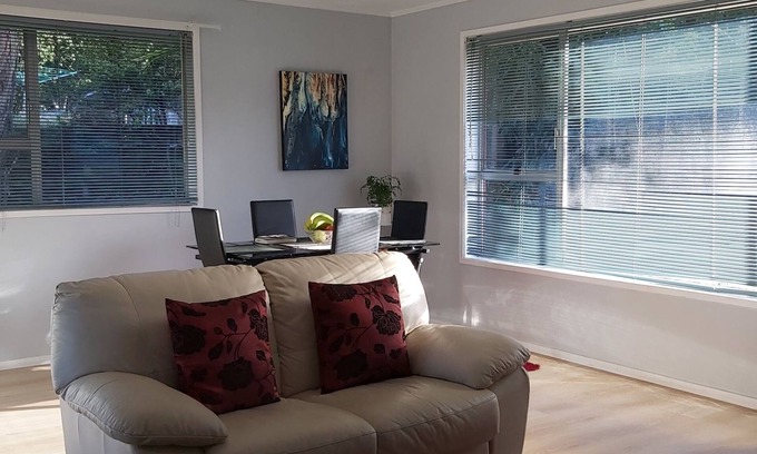 Torbay Casa | A charming house near by beaches in Auckland for a relaxing getaway