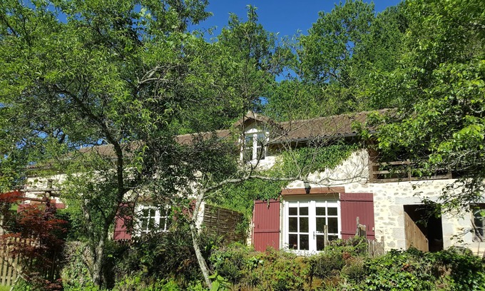 Pensol Cabaña | Una casa rural con encanto para hasta 2 personas, 20 acres de terreno, wifi, junto a un río.