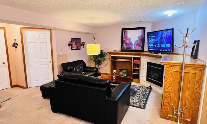 Chestermere Apartamento | A classic Homely Basement suite!