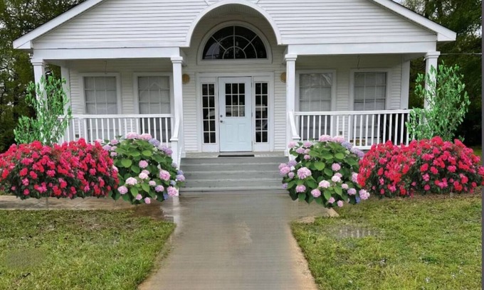 Kentwood Casa | A comfortable country cottage with unique charm and appeal.