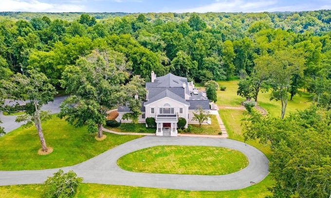 Great Falls Casa | A comfortable stay in a grand home