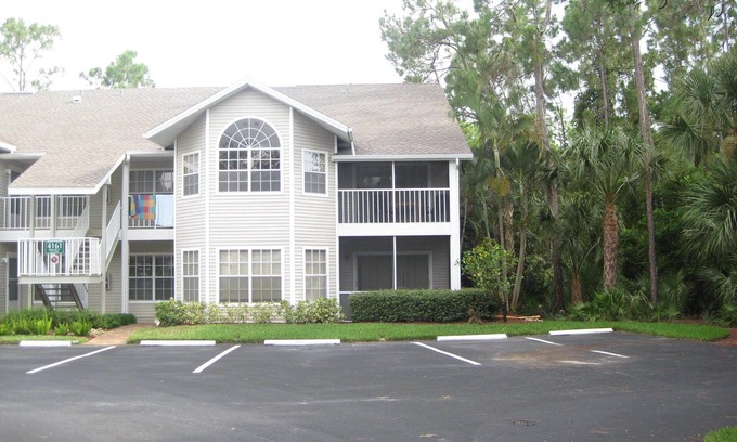 Estero Condominio | Un condominio completamente renovado en una hermosa comunidad cerrada